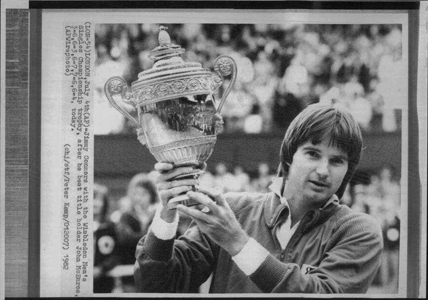 Wimbledon 1982. Connors con il secondo trofeo di Wimbledon conquistato in finale contro McEnroe (Ap)
